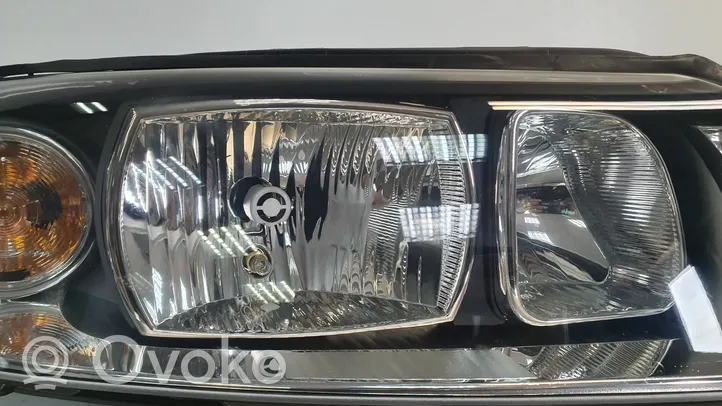 Volvo V70 Передняя фара 30698836