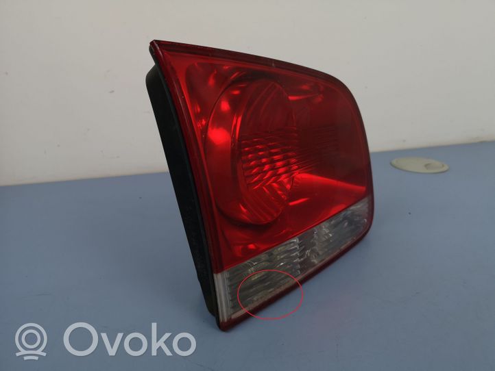 Volkswagen Touareg I Lampy tylnej klapy bagażnika 7L6945093H