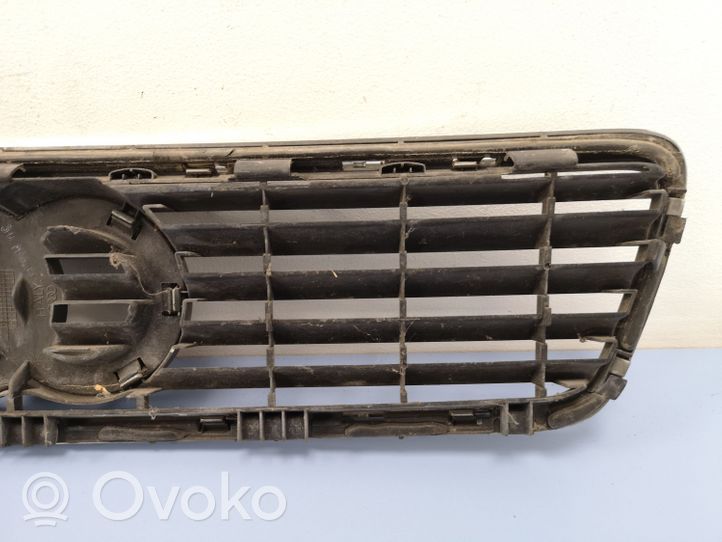 Audi A4 S4 B5 8D Grotelės priekinės 8D0853651E