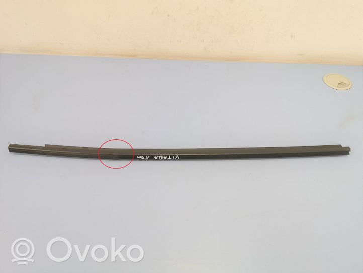 Suzuki Vitara (LY) Rivestimento modanatura del vetro della portiera posteriore 