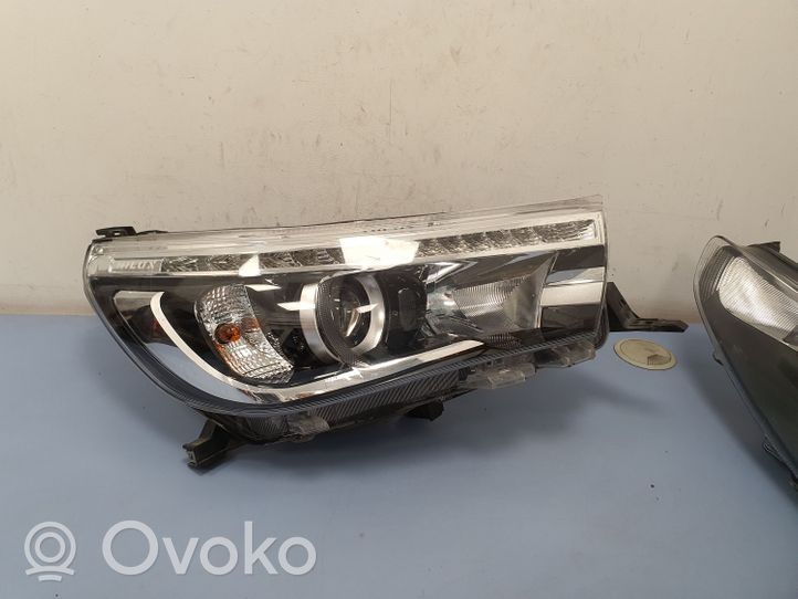 Toyota Hilux (AN120, AN130) Faro/fanale 81140OK710