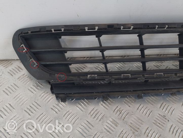 Volkswagen Golf VII Rejilla inferior del parachoques delantero 5G0853677