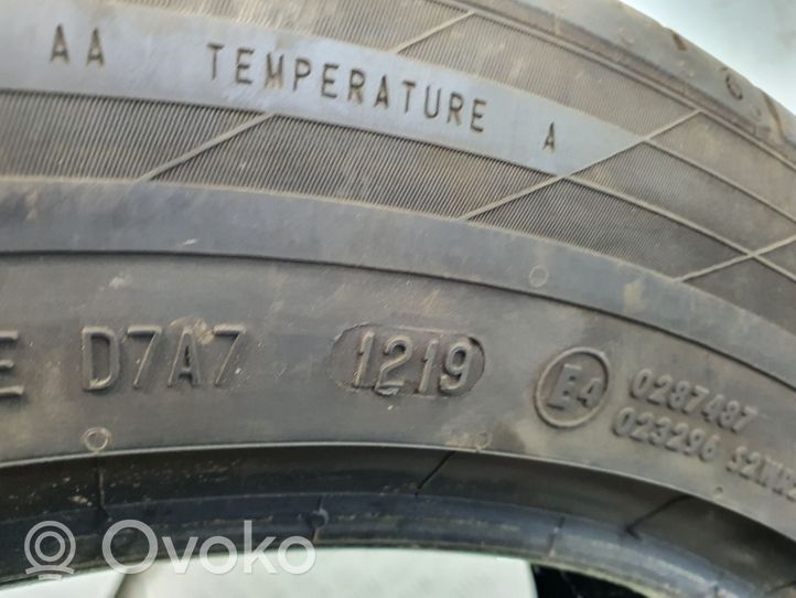 Volkswagen Tiguan R19 summer tire 