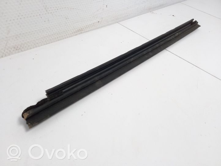 Toyota Auris 150 Takaoven ikkunalasin kumitiiviste 6817302120