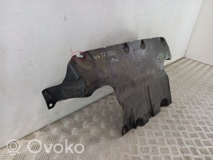 Volkswagen Touareg II Osłona dolna silnika 7P0825285