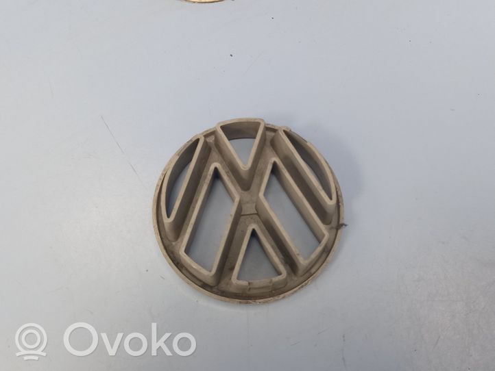 Volkswagen PASSAT B3 Mostrina con logo/emblema della casa automobilistica 357853601E