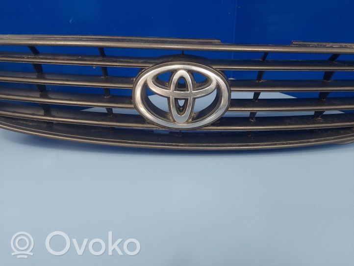 Toyota Corolla E110 Etupuskurin ylempi jäähdytinsäleikkö 531111A430