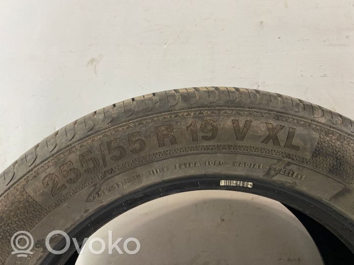 Volkswagen Touareg III R19 summer tire 