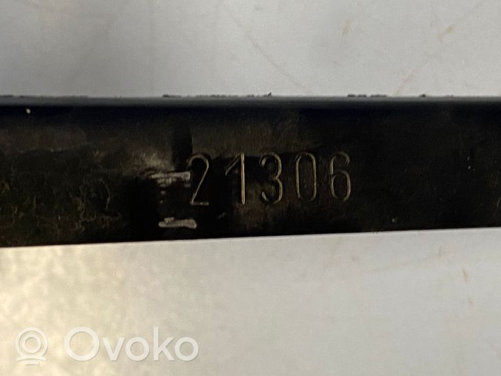 Opel Mokka B Jäähdyttimen kehyksen suojapaneelin kiinnike 348650E00