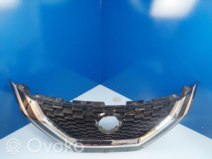 Nissan Qashqai J12 Grille calandre supérieure de pare-chocs avant 623106UAA