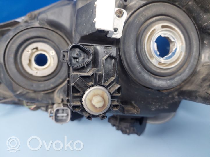 Toyota Corolla E160 E170 Lampa przednia 8111002E71