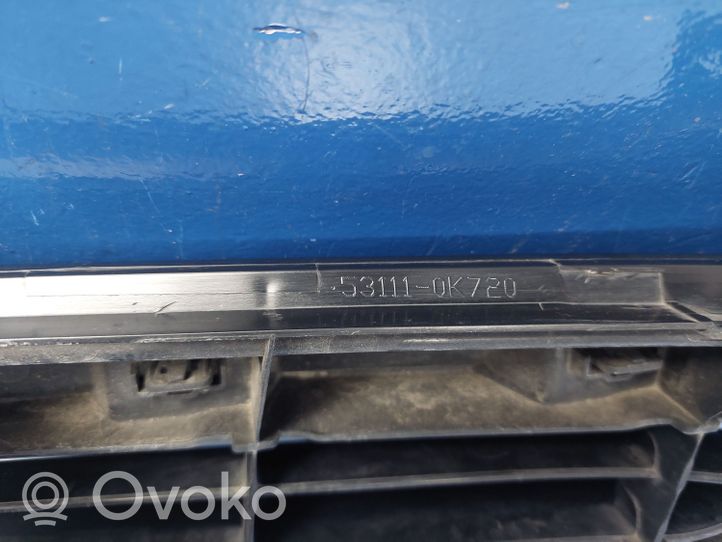 Toyota Hilux (AN120, AN130) Grille calandre supérieure de pare-chocs avant 531110K720