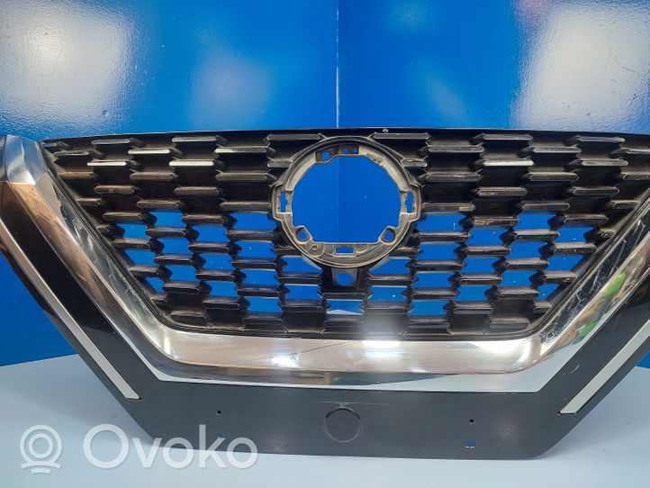 Nissan Qashqai J12 Grille calandre supérieure de pare-chocs avant 623106UAA