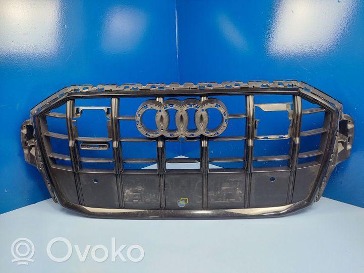 Audi Q7 4M Grotelės viršutinės 4M0853651AK