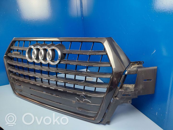 Audi Q7 4M Maskownica / Grill / Atrapa górna chłodnicy 4M0853651F