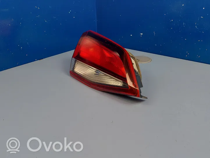 Opel Astra K Lampy tylnej klapy bagażnika 39077378