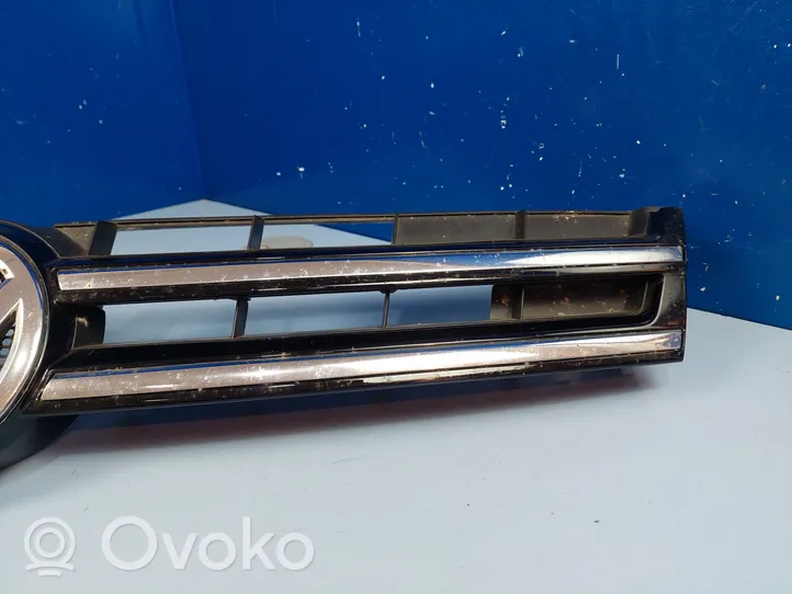 Volkswagen Touareg II Grille calandre supérieure de pare-chocs avant 7P6853651A