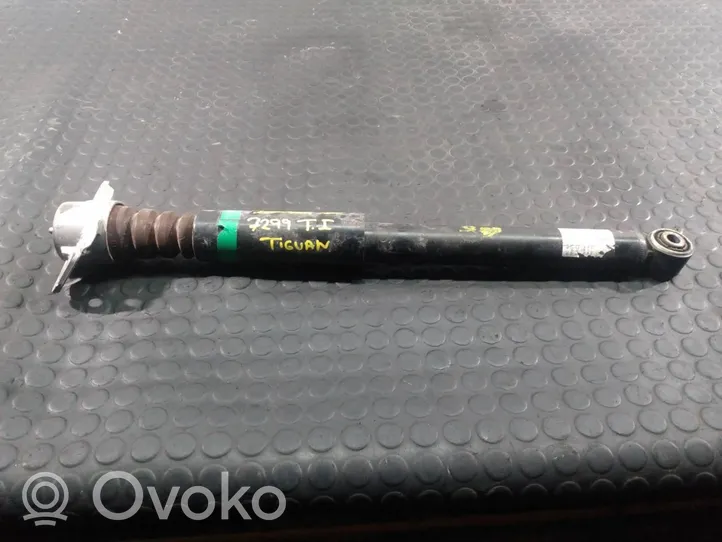 Volkswagen Tiguan Amortyzator osi tylnej ze sprężyną 5N0512011