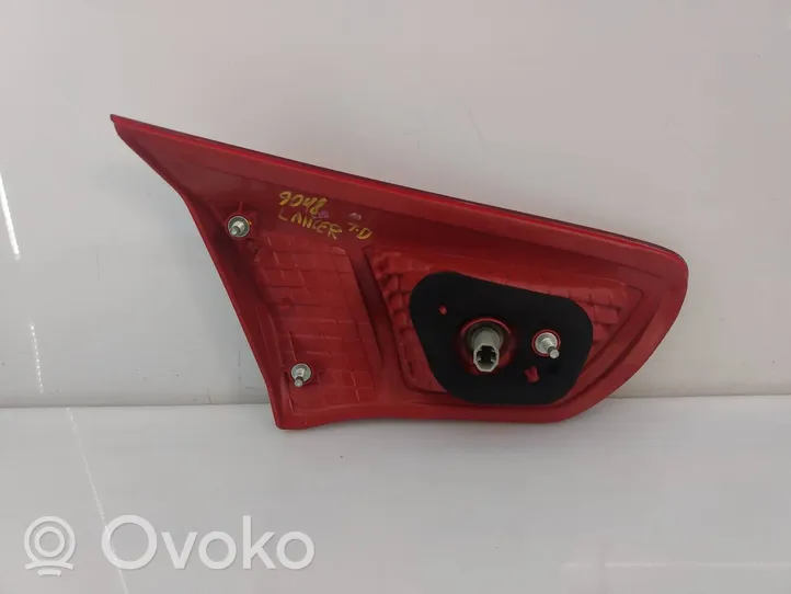 Mitsubishi Lancer VIII Lampy tylnej klapy bagażnika 13287977