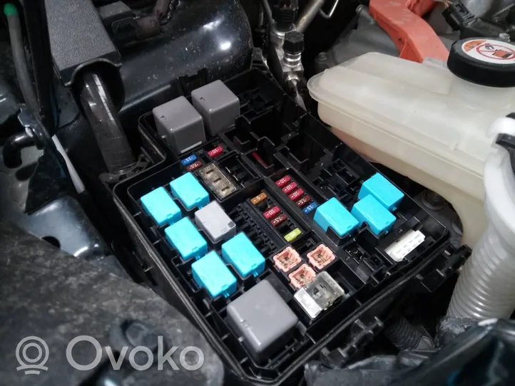 Toyota RAV 4 (XA40) Ramka / Moduł bezpieczników 