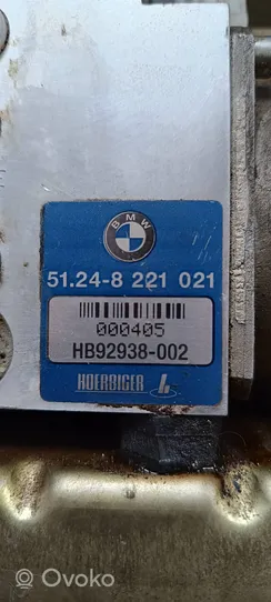 BMW 7 E38 Silniczek pompy hydraulicznej klapy tylnej bagażnika 8221021