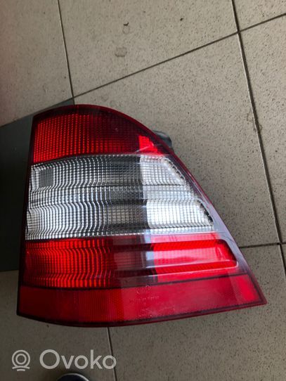 Mercedes-Benz ML W163 Lampy tylnej klapy bagażnika A163821664