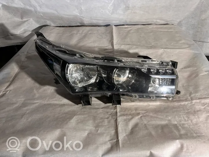 Toyota Corolla E140 E150 Lampa przednia 8111002E70