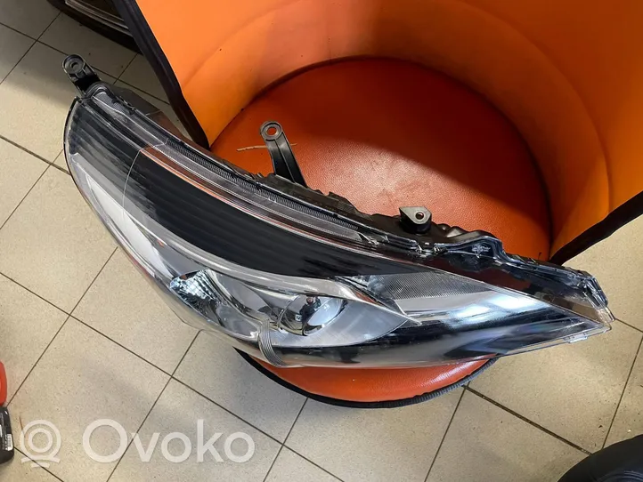 Toyota Verso Lampa przednia 715012014002