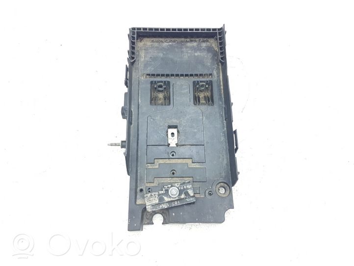 Ford Fusion II Boîte de batterie DG9310723