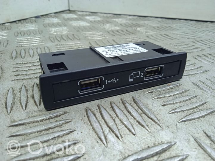 Mercedes-Benz ML W166 USB-pistokeliitin A1728202000