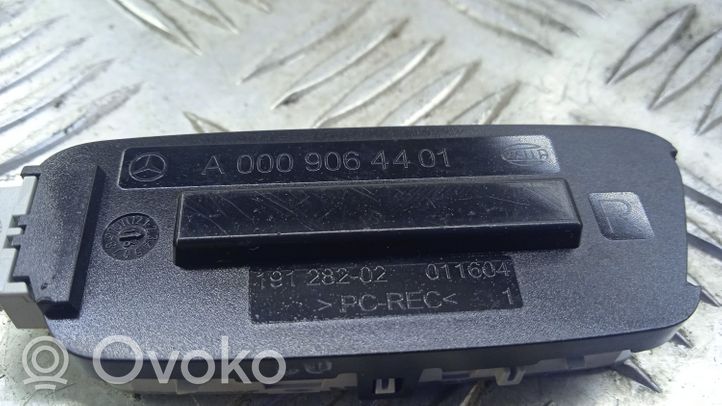 Mercedes-Benz C AMG W205 Wewnętrzna lampka bagażnika A0009064401