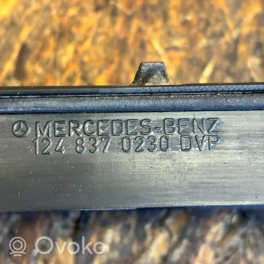 Mercedes-Benz E W124 Kratka wentylacyjna pod zderzakiem tylnym 1248370242