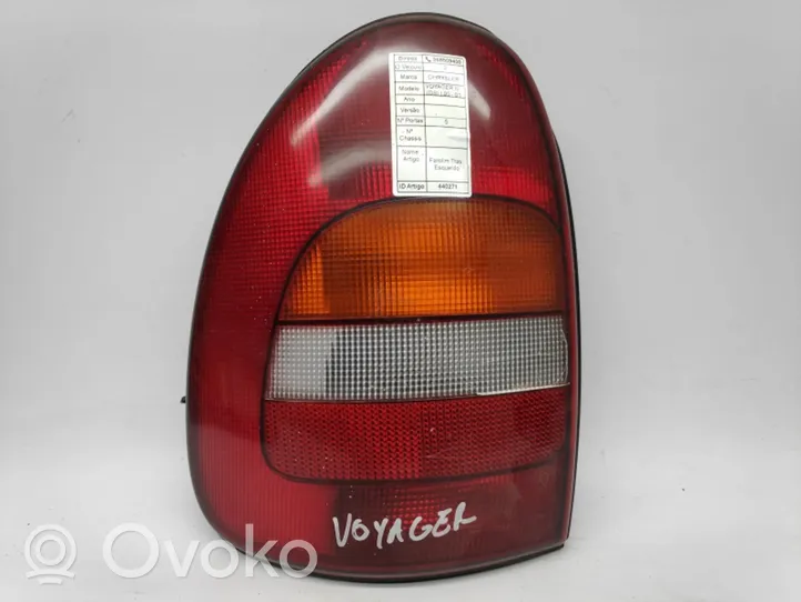 Chrysler Voyager Lampy tylnej klapy bagażnika 