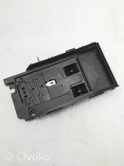 Ford Fusion II Boîte de batterie DG9310723