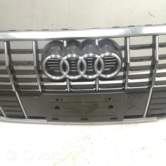 Audi Q3 F3 Etupuskurin ylempi jäähdytinsäleikkö 93A853651B