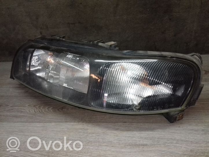 Volvo V70 Lampa przednia 89004805