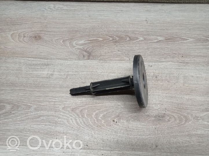 Volvo S60 Spare wheel mounting bracket 