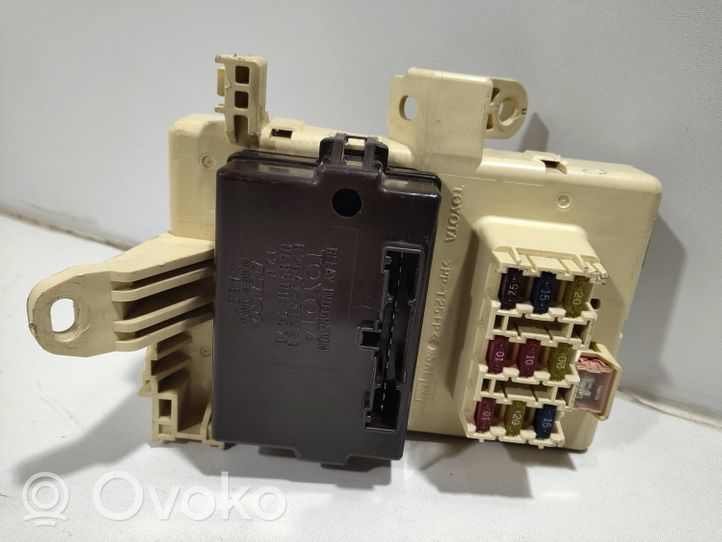 Toyota Hilux (N140, N150, N160, N170) Module de fusibles 8264135220