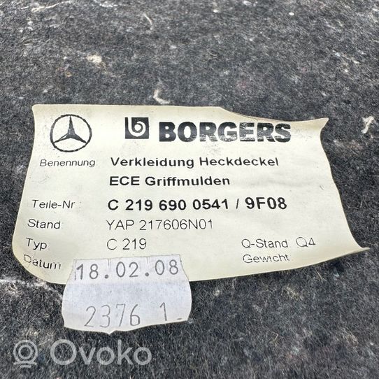 Mercedes-Benz CLS C219 Takaluukun koristelista C2196900541