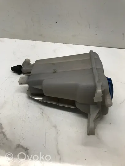 Audi A5 8T 8F Vase d'expansion / réservoir de liquide de refroidissement 8K0121405E