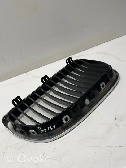 BMW 3 E92 E93 Maskownica / Grill / Atrapa górna chłodnicy 22405910