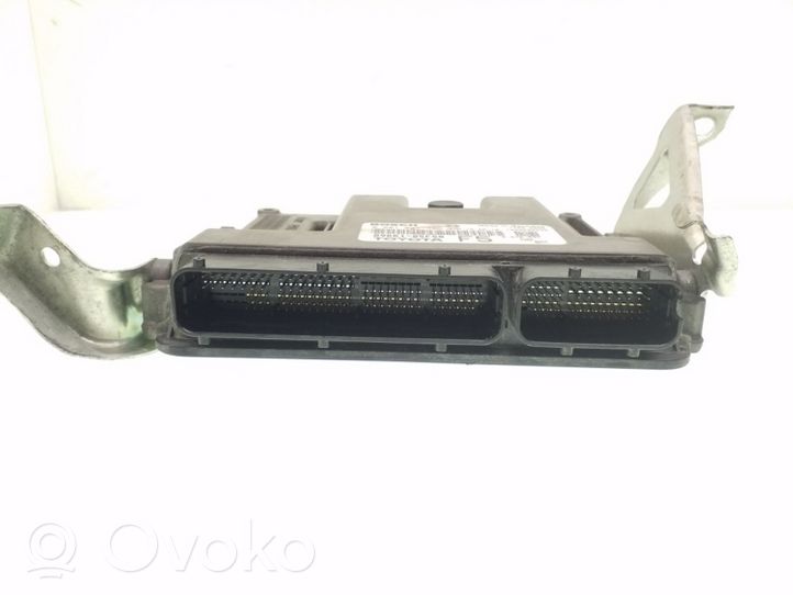 Toyota Avensis T270 Unité de commande, module ECU de moteur 0281031706