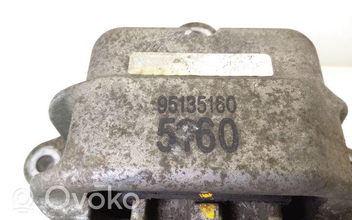 Opel Mokka Wspornik / Mocowanie silnika 95135160