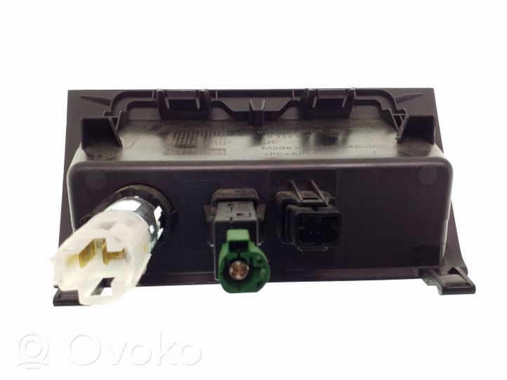 Skoda Fabia Mk3 (NJ) USB-pistokeliitin 6V0857367A