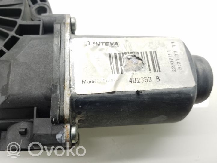 Hyundai ix35 Galinis varikliukas langų pakėlėjo 402353B