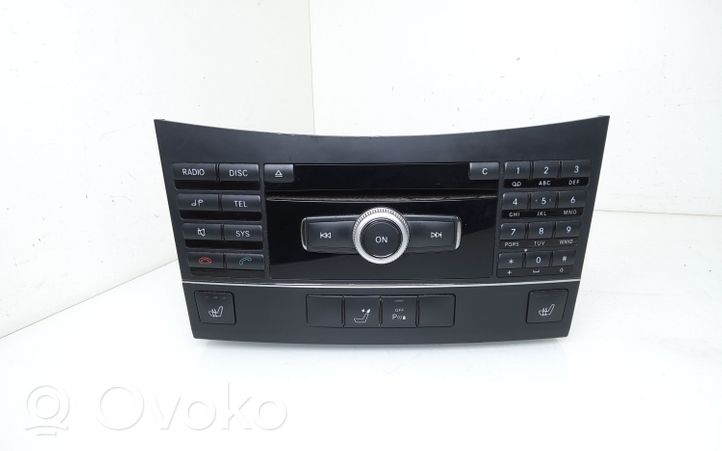 Mercedes-Benz E W212 Radio/CD/DVD/GPS-pääyksikkö A2129069900