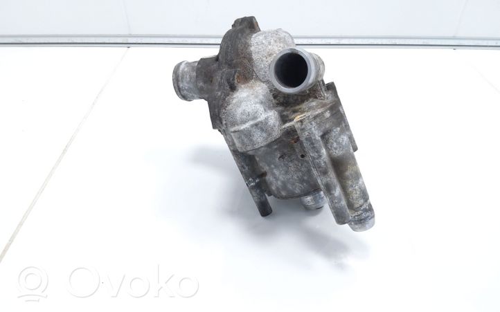 Audi A8 S8 D4 4H Termostaatin kotelo 057011R