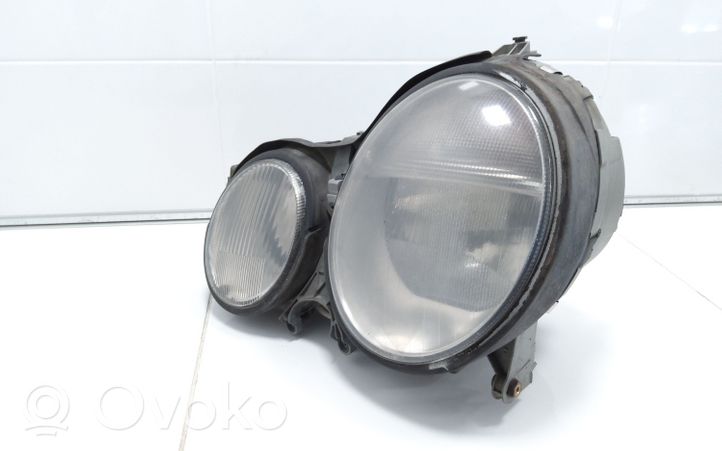 Mercedes-Benz E W210 Lampa przednia 15060700