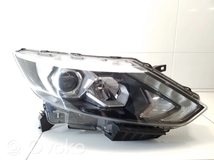 Nissan Qashqai Priekinis žibintas KOITO10018015