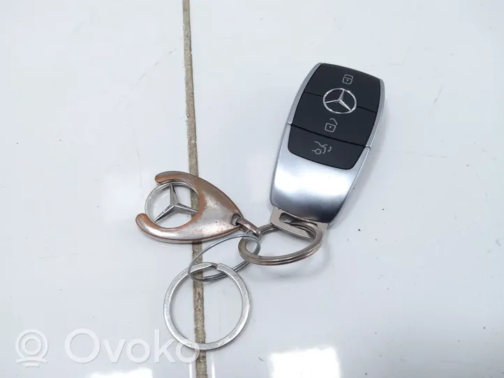 Mercedes-Benz A W176 Užvedimo raktas (raktelis)/ kortelė A2057660700